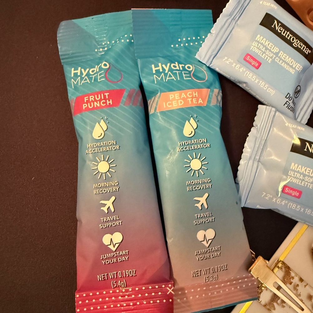 Neutrogena Makeup Remover and Peach Hair Clip Set - Picture 5 of 5